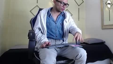 Minho Reyes online show from December 3, 1:01 pm