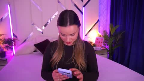 minifox_ online show from November 25, 9:41 am