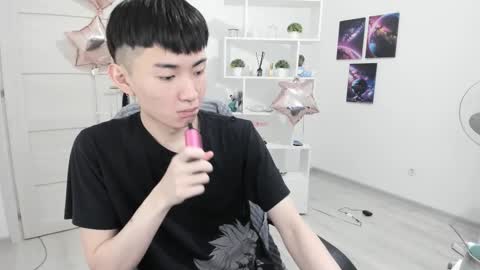Snapshot of miram_yoo chatting on March 12, 2:30 am              online show from March 12, 2:30 am