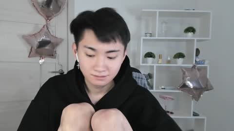 Snapshot of miram_yoo chatting on December 6, 12:00 pm              online show from December 6, 12:00 pm