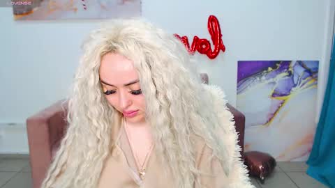 Snapshot of miss_kiten chatting on February 19, 12:14 am miss_kiten online show from February 19, 12:14 am