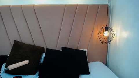 mia online show from December 14, 8:04 pm