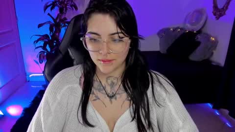 Snapshot of misscharlottte_18 chatting on January 9, 6:06 am Missy Charlottte.  Hey remember to give me a thumbs up ty online show from January 9, 6:06 am