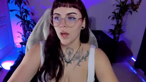 Snapshot of misscharlottte_18 chatting on February 6, 4:21 am Missy Charlottte.  Hey remember to give me a thumbs up ty online show from February 6, 4:21 am