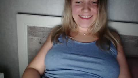 Snapshot of missliliian chatting on December 4, 6:22 pm MissLi online show from December 4, 6:22 pm