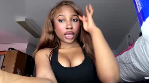 missmarimac online show from February 26, 9:51 pm