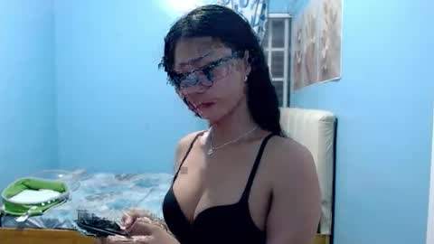 missminervaa online show from April 18, 7:07 pm