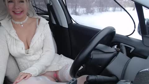 Snapshot of missofkiss chatting on December 10, 11:54 am Olenka online show from December 10, 11:54 am