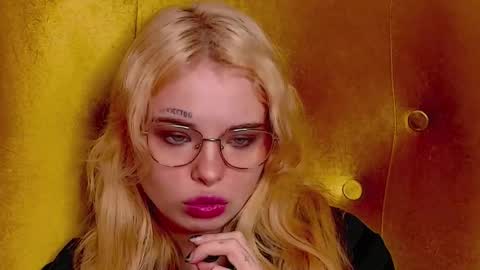 Snapshot of missslola chatting on September 28, 2:37 pm Misss Lola Angel online show from September 28, 2:37 pm