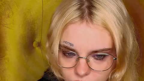 Snapshot of missslola chatting on October 19, 2:44 pm Misss Lola Angel online show from October 19, 2:44 pm