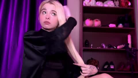 Snapshot of missslola chatting on January 6, 1:52 pm Misss Lola Angel online show from January 6, 1:52 pm