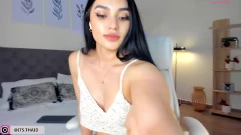 Fernanda Davila online show from February 26, 11:30 pm