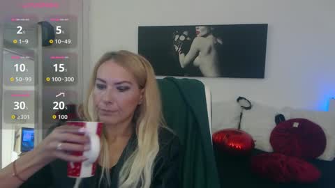 Snapshot of mistressevelyn_ chatting on October 4, 4:54 am MistressEvelyn  online show from October 4, 4:54 am
