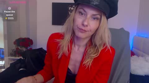 Snapshot of mistressevelyn_ chatting on October 22, 10:29 am MistressEvelyn  online show from October 22, 10:29 am