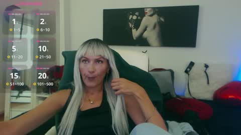Snapshot of mistressevelyn_ chatting on September 12, 4:42 pm MistressEvelyn  online show from September 12, 4:42 pm