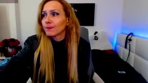 Snapshot of mistressevelyn_ chatting on February 13, 10:34 am MistressEvelyn  online show from February 13, 10:34 am