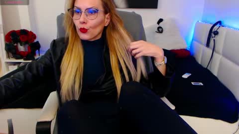 Snapshot of mistressevelyn_ chatting on February 13, 6:09 am MistressEvelyn  online show from February 13, 6:09 am