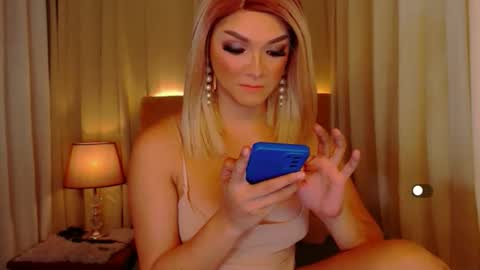 Leah online show from May 11, 1:29 pm