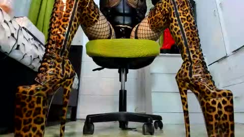 Snapshot of mistresstiffany69 chatting on October 3, 5:27 am Tiffany online show from October 3, 5:27 am