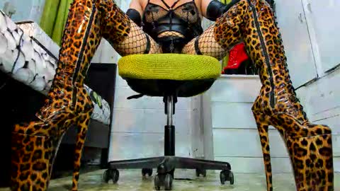 Snapshot of mistresstiffany69 chatting on October 2, 5:17 am Tiffany online show from October 2, 5:17 am