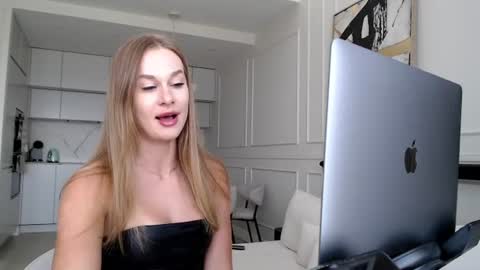 mistressuniverse online show from August 4, 9:38 am