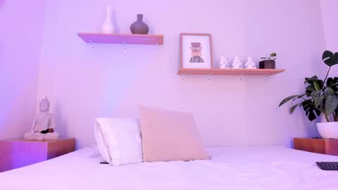 M o L l i E  online show from February 2, 3:07 pm