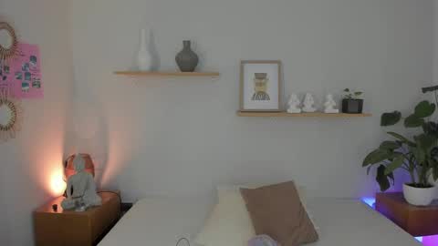 M o L l i E  online show from March 4, 12:12 pm