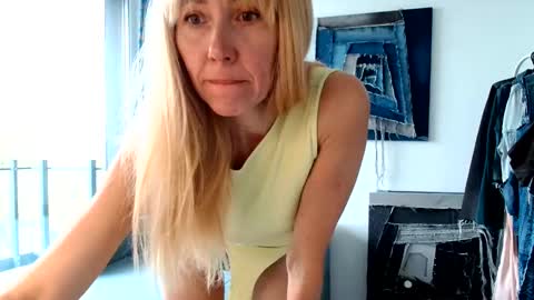 molliart online show from June 5, 10:09 am