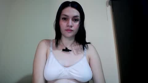 Snapshot of molly_fragance chatting on October 14, 6:44 pm Molly online show from October 14, 6:44 pm