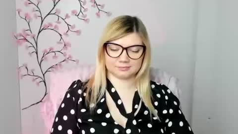 Molly online show from December 18, 1:06 pm