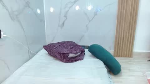  MOLLY  GUNSG online show from February 27, 7:58 pm