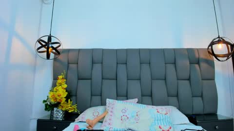 molyrestrepo online show from April 8, 8:12 pm