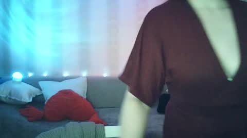 moodiemira online show from February 26, 8:12 pm