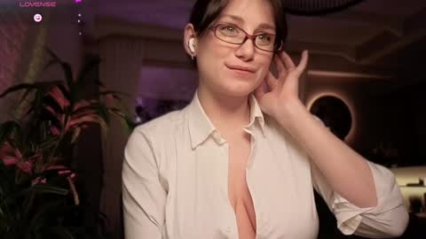 Luna  online show from December 3, 6:11 pm