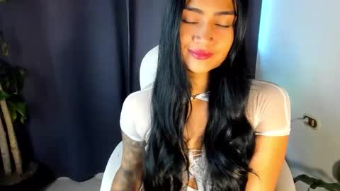 Snapshot of moonie_baddie31 chatting on October 23, 10:10 pm moonie_baddie31 online show from October 23, 10:10 pm