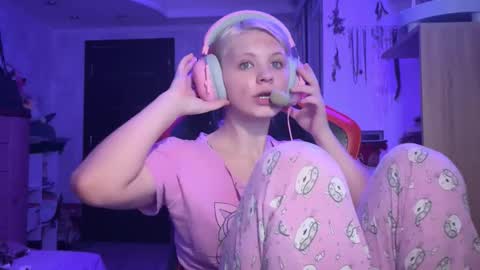 Mia   online show from November 6, 11:08 pm