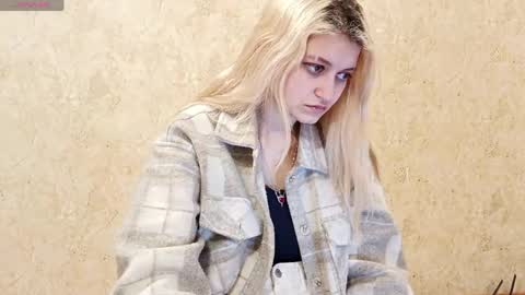 Eva is here now  help me get 50 thumbs up pls  online show from April 18, 8:42 pm