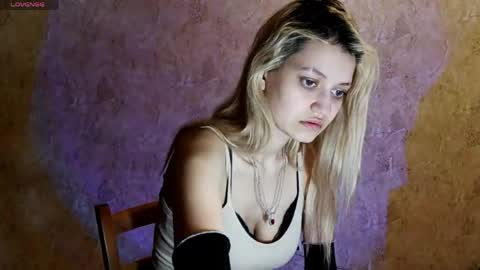 Eva is here now  help me get 50 thumbs up pls  online show from April 19, 10:45 pm