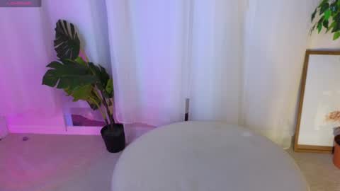 Monica online show from December 5, 6:06 pm