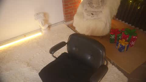 Kate or KT online show from December 19, 7:42 pm