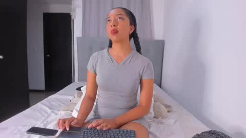 Snapshot of nahomi_miller_ chatting on February 16, 1:47 am Laura online show from February 16, 1:47 am