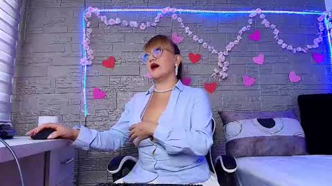 Naomi online show from December 3, 1:23 pm