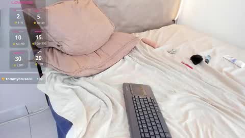 I am Naomy online show from October 11, 8:45 pm