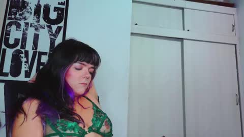 Em  please help me reach 100 thumbs up 3 online show from October 5, 10:50 pm