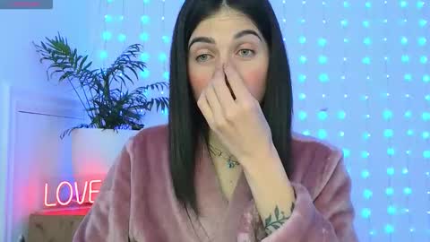 Neferutt online show from February 4, 1:37 pm