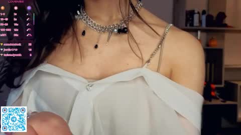 Vicky and Beatrice online show from April 18, 7:58 pm