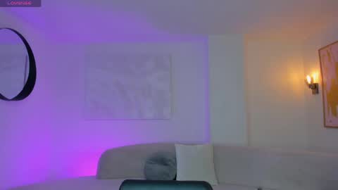 Call me Nia  online show from April 18, 7:18 pm