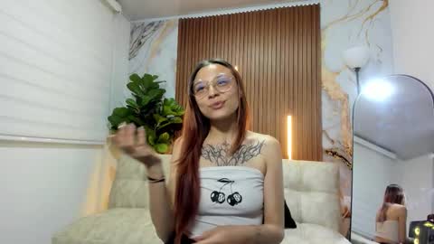 nickie_reed_ online show from December 18, 8:59 pm