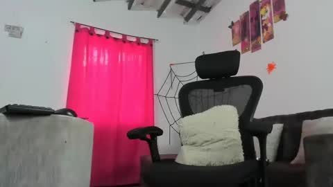 Snapshot of nico_hoot chatting on October 26, 6:18 pm sammy hoot online show from October 26, 6:18 pm