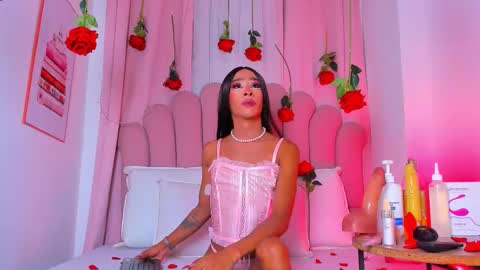 nicolemadrird online show from February 15, 12:04 pm